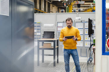 Manager mit Tablet-PC in der Fabrik - DIGF19890