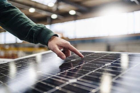 Manager pointing at solar panel at factory - DIGF20002