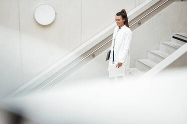 Arzt beim Abstieg von der Treppe im Krankenhaus - MOEF04578