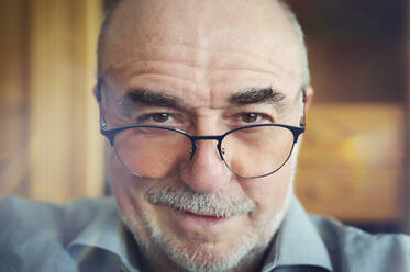 Smiling senior man wearing eyeglasses - FRF01013