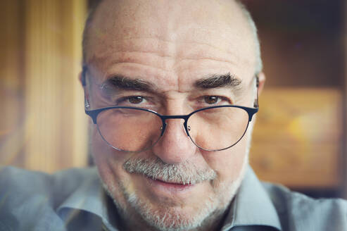 Lächelnder älterer Mann mit Brille - FRF01013