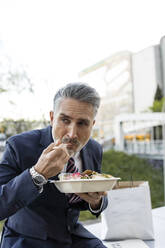 Geschäftsmann im Anzug beim Mittagessen - JJF00848