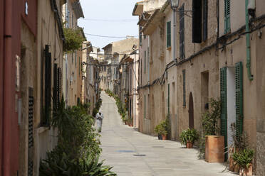 Gasse inmitten alter Gebäude in Alcudia, Mallorca, Spanien - FCF02125