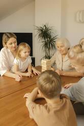 Mehrgenerationen-Familie beim Spiel zu Hause - VIVF00619