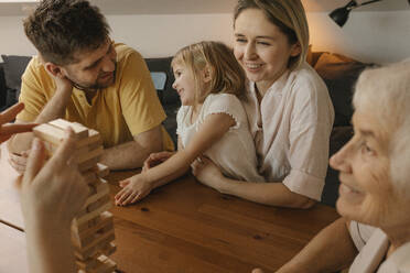 Fröhliche Familie beim Freizeitspiel zu Hause - VIVF00624