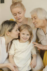 Mehrgenerationenfamilie mit lächelndem Mädchen zu Hause - VIVF00645
