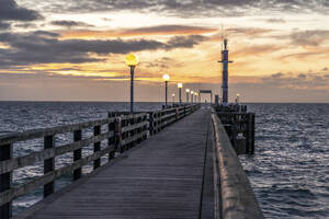 Deutschland, Mecklenburg-Vorpommern, Wustrow, Leere Seebrücke in der Abenddämmerung - KEBF02700