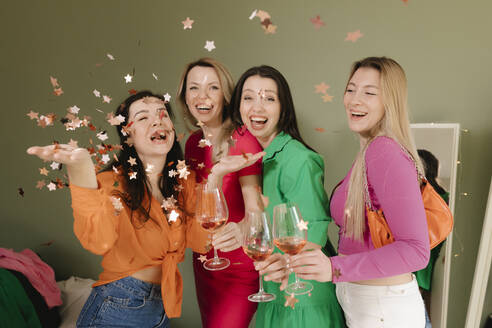 Glückliche Frauen, die miteinander auf einer Hausparty feiern - VIVF00723