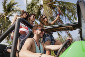 Freunde fahren Geländewagen und machen ein Selfie am Strand - IKF00270
