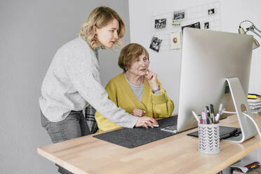 Großmutter und Enkelin nutzen den Computer zu Hause - OGF01299