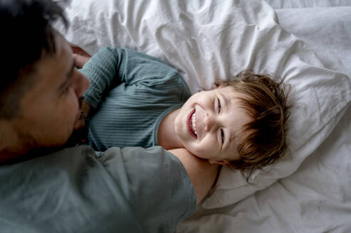 Vater verbringt seine Freizeit mit seinem Sohn im Bett zu Hause - ANAF01278