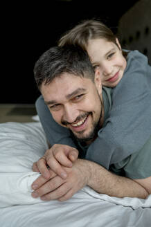 Vater verbringt seine Freizeit mit seinem Sohn im Bett - ANAF01279