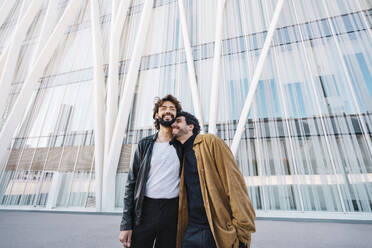 Verliebtes schwules Paar vor einem Gebäude stehend - MMPF00716