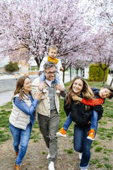 Glückliche Familie, die ihre Freizeit im Park genießt - JJF00945
