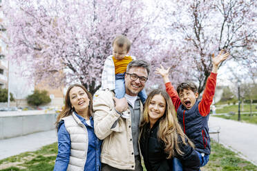 Fröhliche Familie verbringt ihre Freizeit im Park - JJF00946