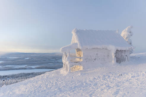 Schneebedecktes Haus in Winterlandschaft - LHPF01535