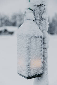 Schneebedeckte Laterne auf einem Laternenpfahl im Winter - LHPF01541