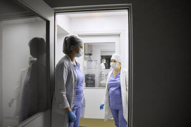 Surgeons discussing at entrance of operating room - SANF00094