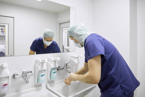 Chirurg wäscht sich vor der Operation im Krankenhaus die Hände - SANF00102