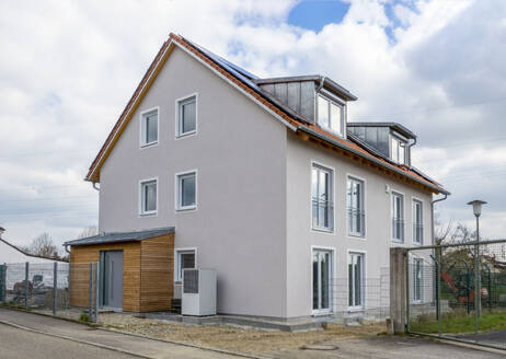Deutschland, Bayern, Odelzhausen, Außenansicht eines modernen Einfamilienhauses mit Schuppen und Wärmepumpe - MAMF02841