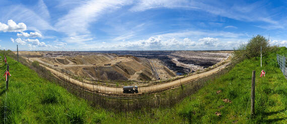 Deutschland, Nordrhein-Westfalen, Grevenbroich, Panoramablick auf den Tagebau Garzweiler II - FRF01016