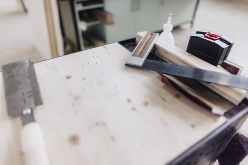 Handwerkszeug eines Tischlers auf einer Werkbank in einer Fabrik - JOSEF18713