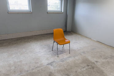 Orangefarbener Stuhl in leerem Raum - JOSEF18726