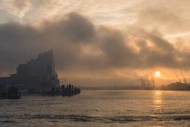 Deutschland, Hamburg, Wolken über Hamburger Hafen und Elbphilharmonie - KEBF02705