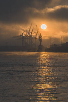 Deutschland, Hamburg, Hamburger Hafen bei bewölktem Sonnenaufgang - KEBF02706