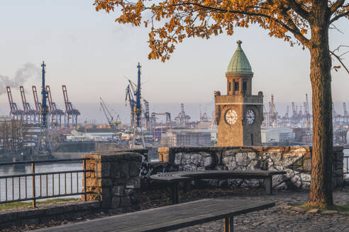 Deutschland, Hamburg, Pegelturm vom Aussichtspunkt Stintfang aus gesehen - KEBF02709