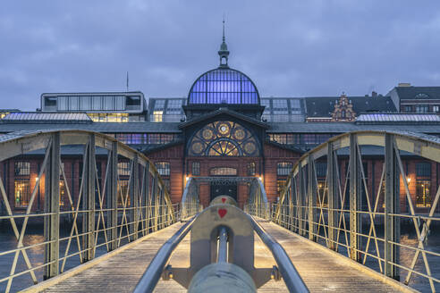 Deutschland, Hamburg, Eingang der Fischauktionshalle in der Abenddämmerung - KEBF02710