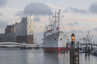 Deutschland, Hamburg, Cap San Diego mit Elbphilharmonie im Hintergrund - KEBF02721