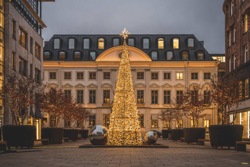 Deutschland, Hamburg, Weihnachtsbaumleuchten auf dem Alsterfleet in der Abenddämmerung - KEBF02725