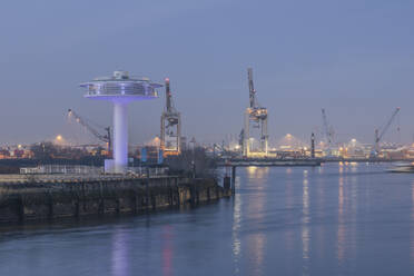 Deutschland, Hamburg, Leuchtturm Zero und Hamburger Hafen in der Abenddämmerung - KEBF02727