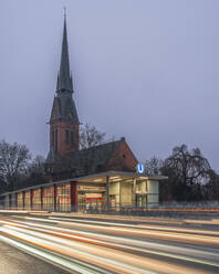 Deutschland, Hamburg, Fahrzeug-Lichtspuren vor der Christuskirche in der Abenddämmerung - KEBF02728