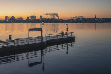 Germany, Hamburg, Rabenstrasse jetty on shore of Alster Lake at dawn - KEBF02729