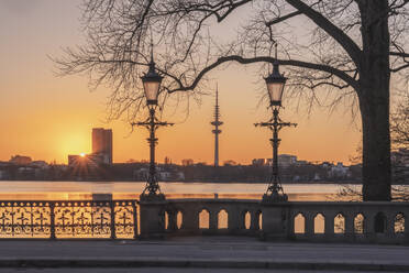 Deutschland, Hamburg, Schwanenwikbrucke bei Sonnenuntergang - KEBF02734