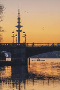 Deutschland, Hamburg, Schwanenwikbrucke bei Sonnenuntergang mit Heinrich-Hertz-Turm im Hintergrund - KEBF02735