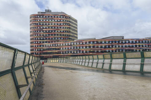 Deutschland, Hamburg, Brücke vor der Behörde für Stadtentwicklung und Umwelt - KEBF02737