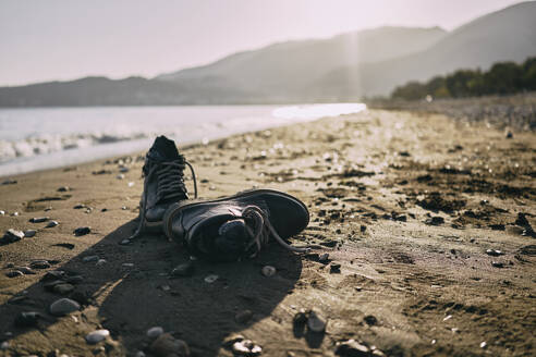 Ein Paar Stiefel auf Sand am Strand - ANNF00143