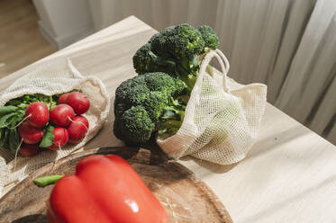 Frischer Brokkoli mit Radieschen und roter Paprika auf dem Tisch zu Hause - ALKF00255