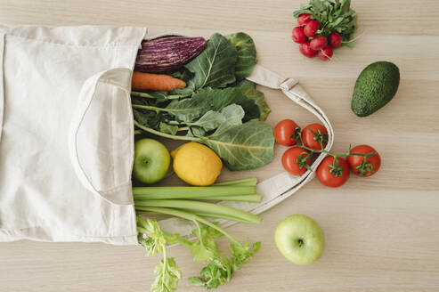 Frisches Bio-Gemüse und Obst in einer wiederverwendbaren Tasche auf dem Tisch - ALKF00270