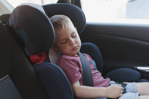 Junge schläft auf Sicherheitssitz im Auto - OSF01541