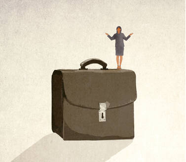 Illustration einer Geschäftsfrau, die auf einer übergroßen Aktentasche steht - GWAF00143