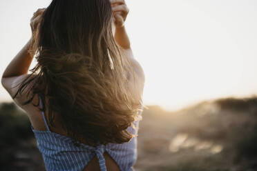 Frau mit langen Haaren bei Sonnenuntergang - LHPF01553