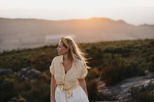 Frau genießt Natur auf Berg st Sonnenuntergang - LHPF01576