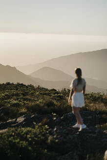 Frau mit Blick auf Bergkette - LHPF01581