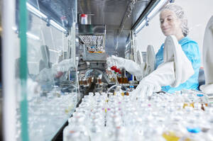 Wissenschaftler, der in einem Labor mit mikrobiologischer Sicherheitswerkbank arbeitet - CVF02379