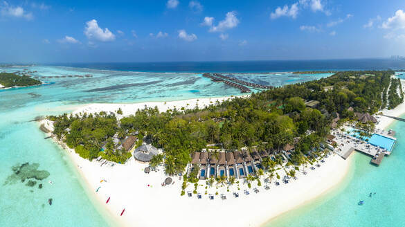 Luftaufnahme der Insel mit Wasserbungalows in Lankanfushi, Male Atoll, Malediven - AMF09884