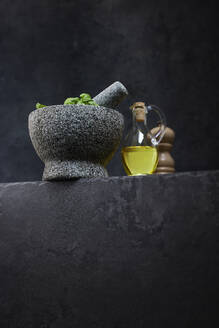 Studioaufnahme eines Kruges mit Olivenöl und eines Steinmörsers - KSWF02362